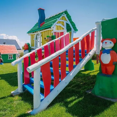 Comfortable, Single-story With Terraces Semesterbostad *