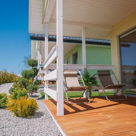 Comfortable, Single-story With Terraces Semesterbostad Bobolin